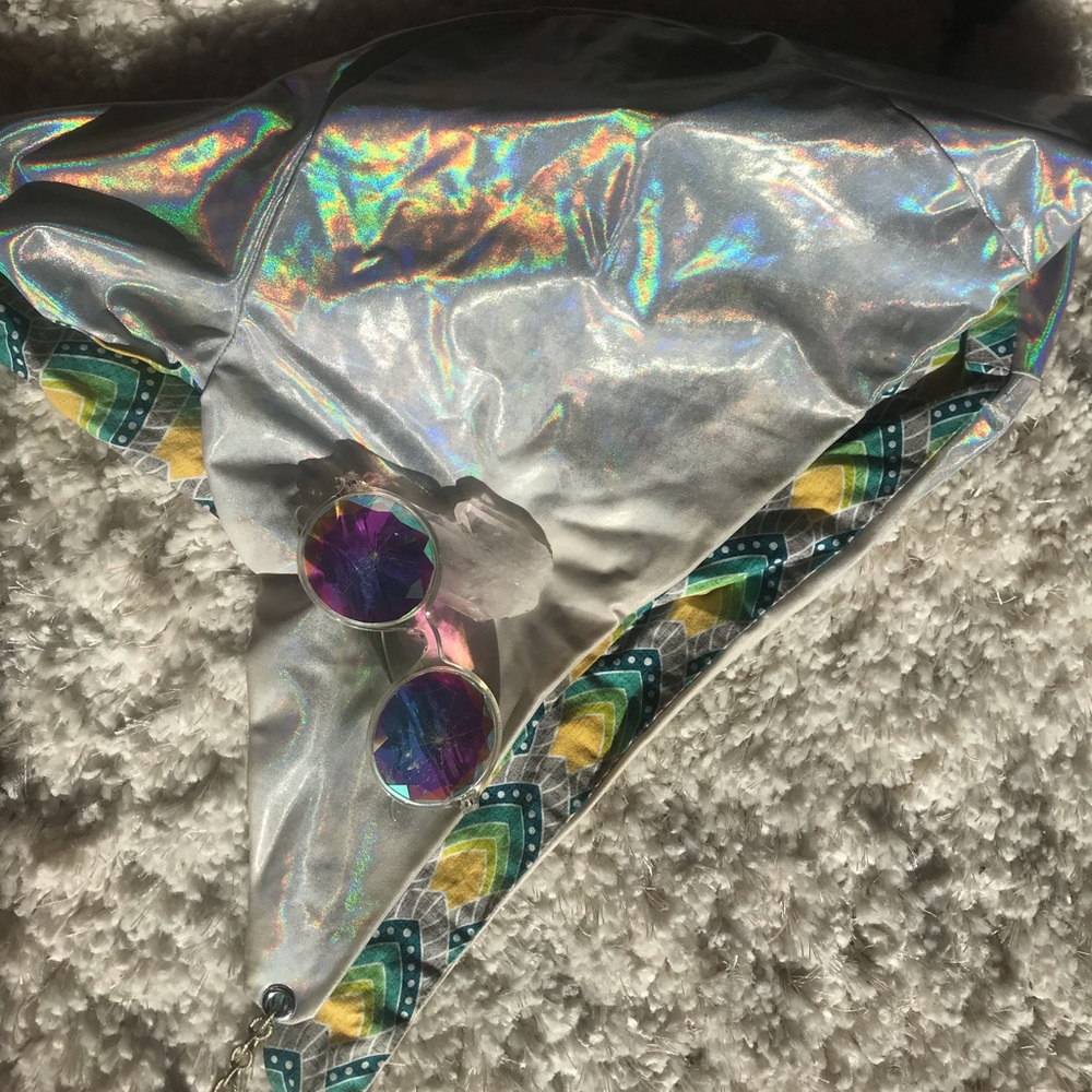 Holographic Reversible Hood